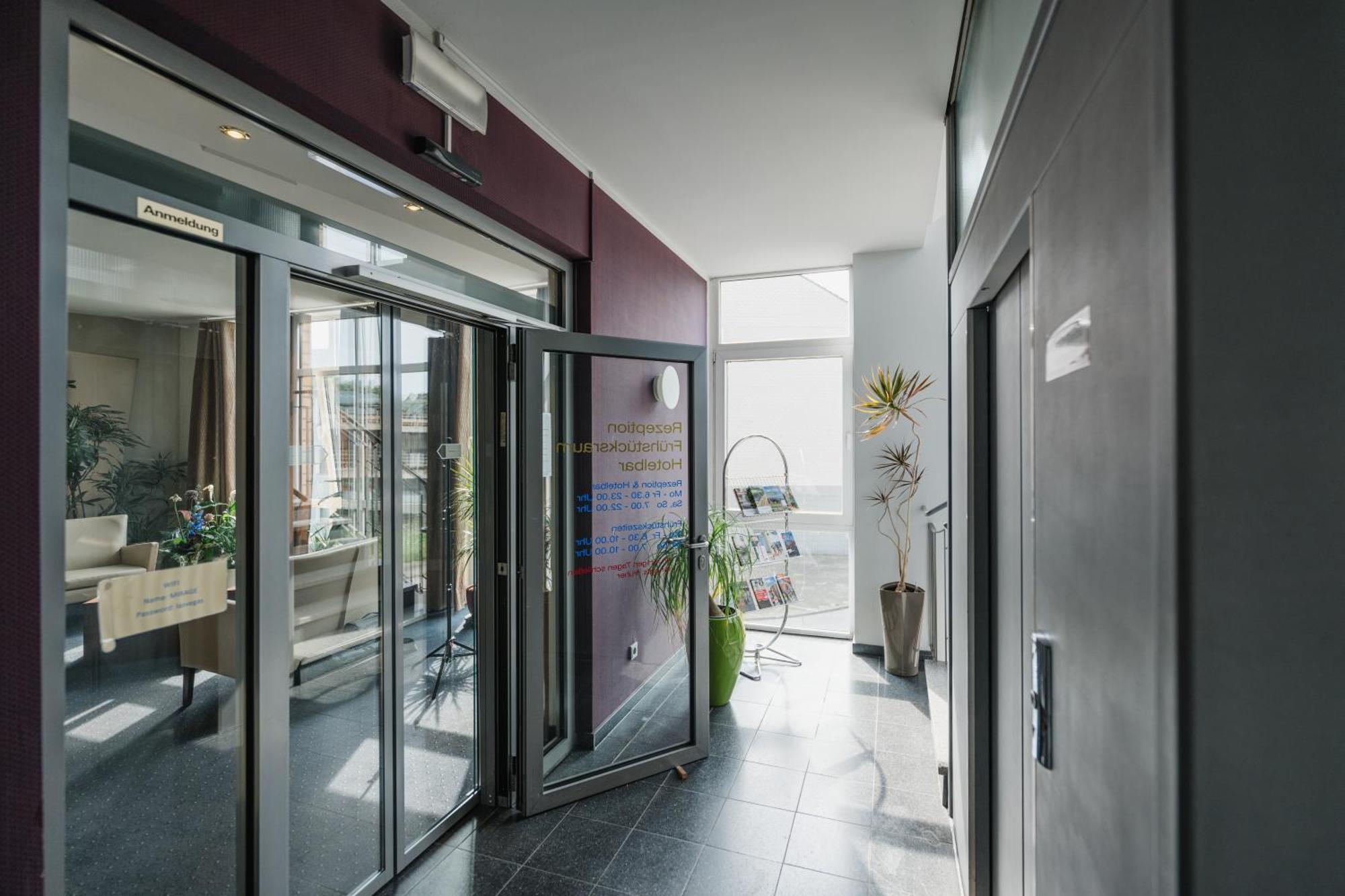 Hotel Mirage Дуйсбург Екстериор снимка