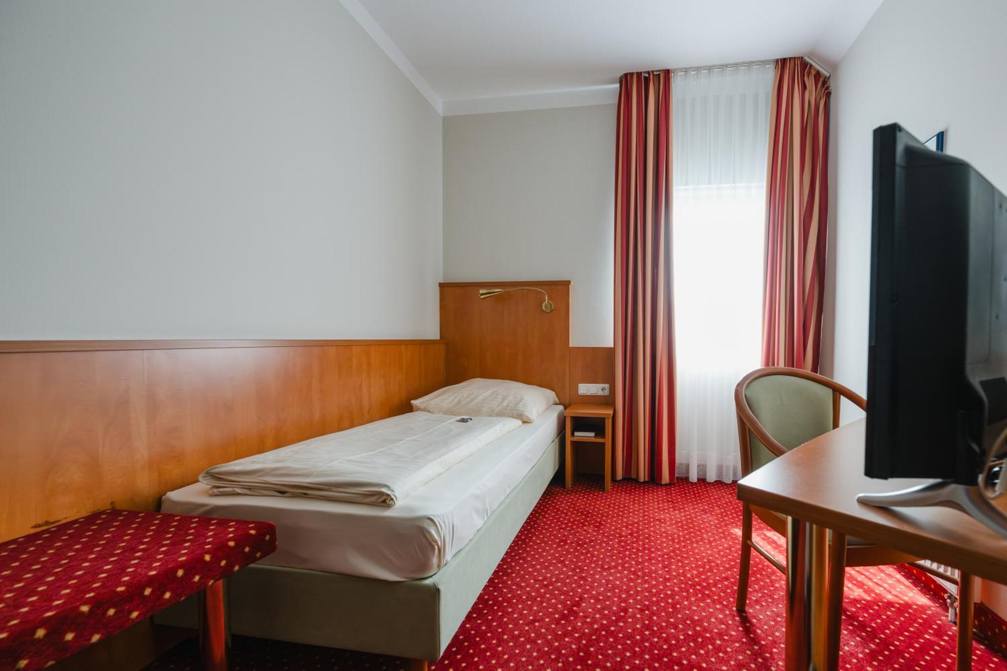 Hotel Mirage Дуйсбург Екстериор снимка