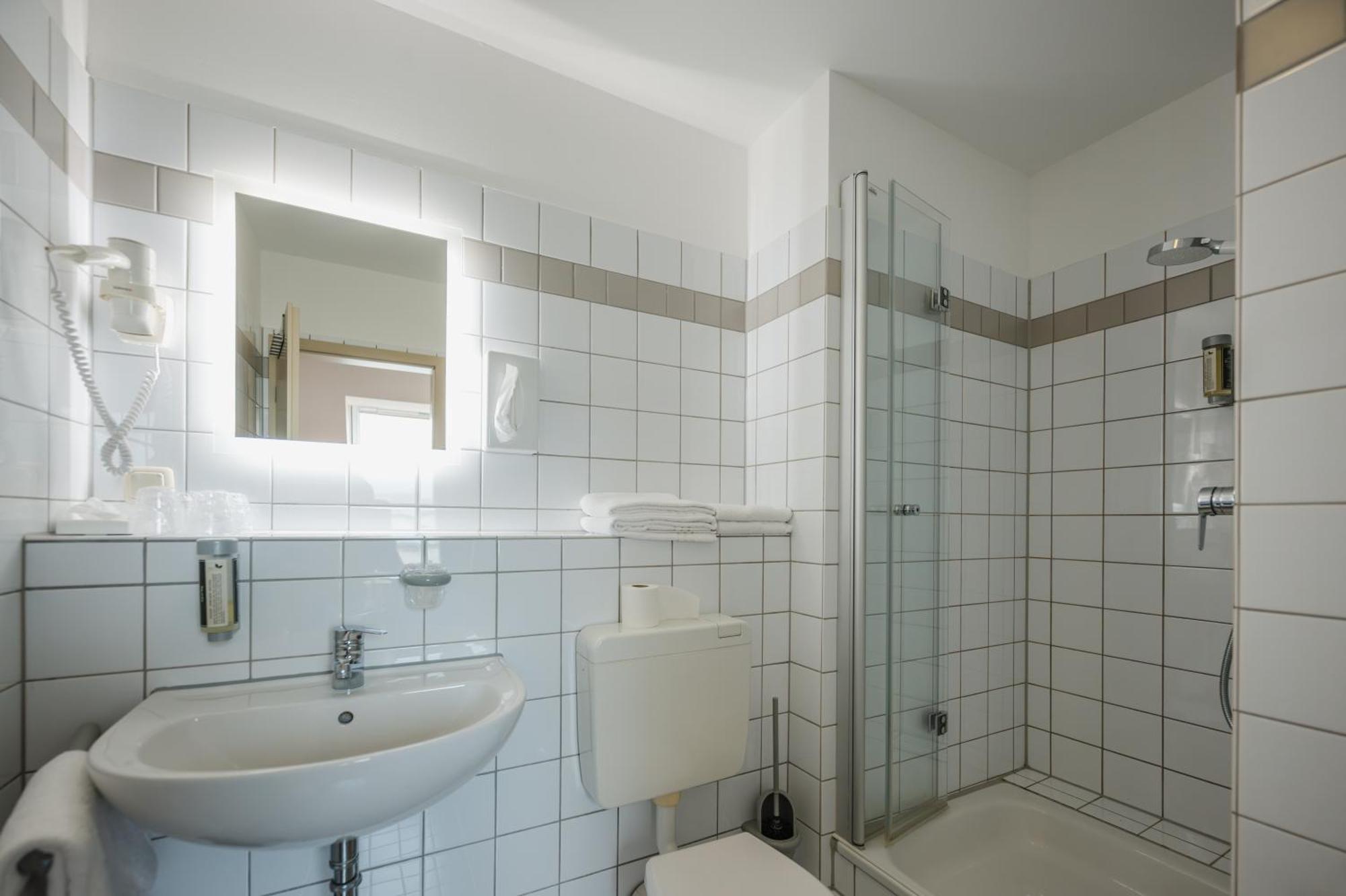 Hotel Mirage Дуйсбург Екстериор снимка