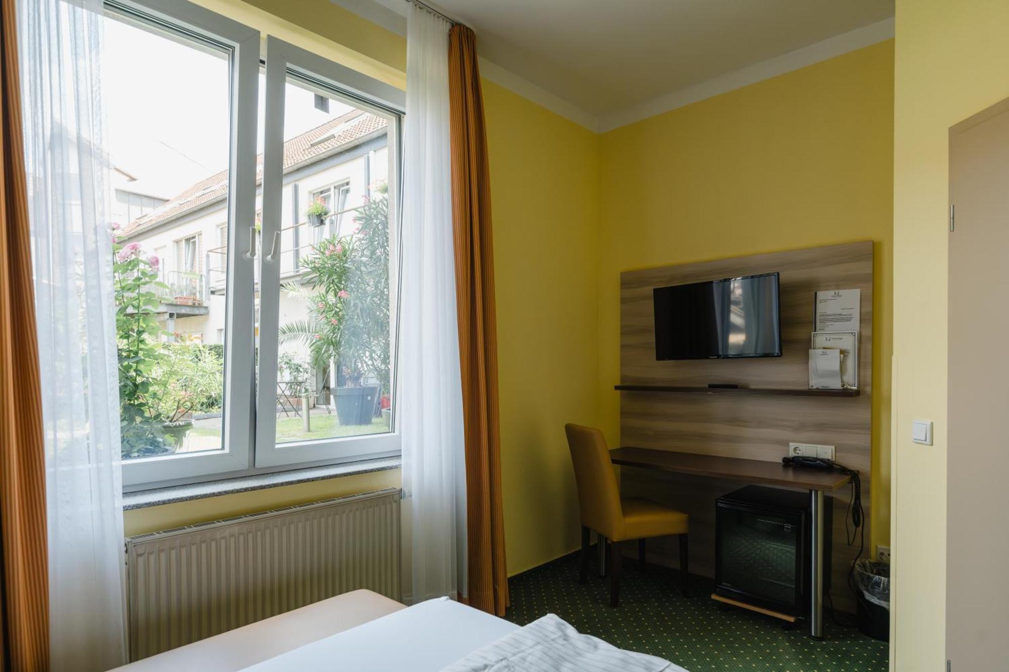 Hotel Mirage Дуйсбург Екстериор снимка