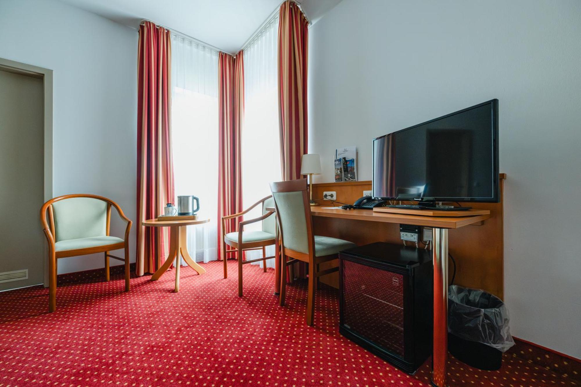Hotel Mirage Дуйсбург Екстериор снимка