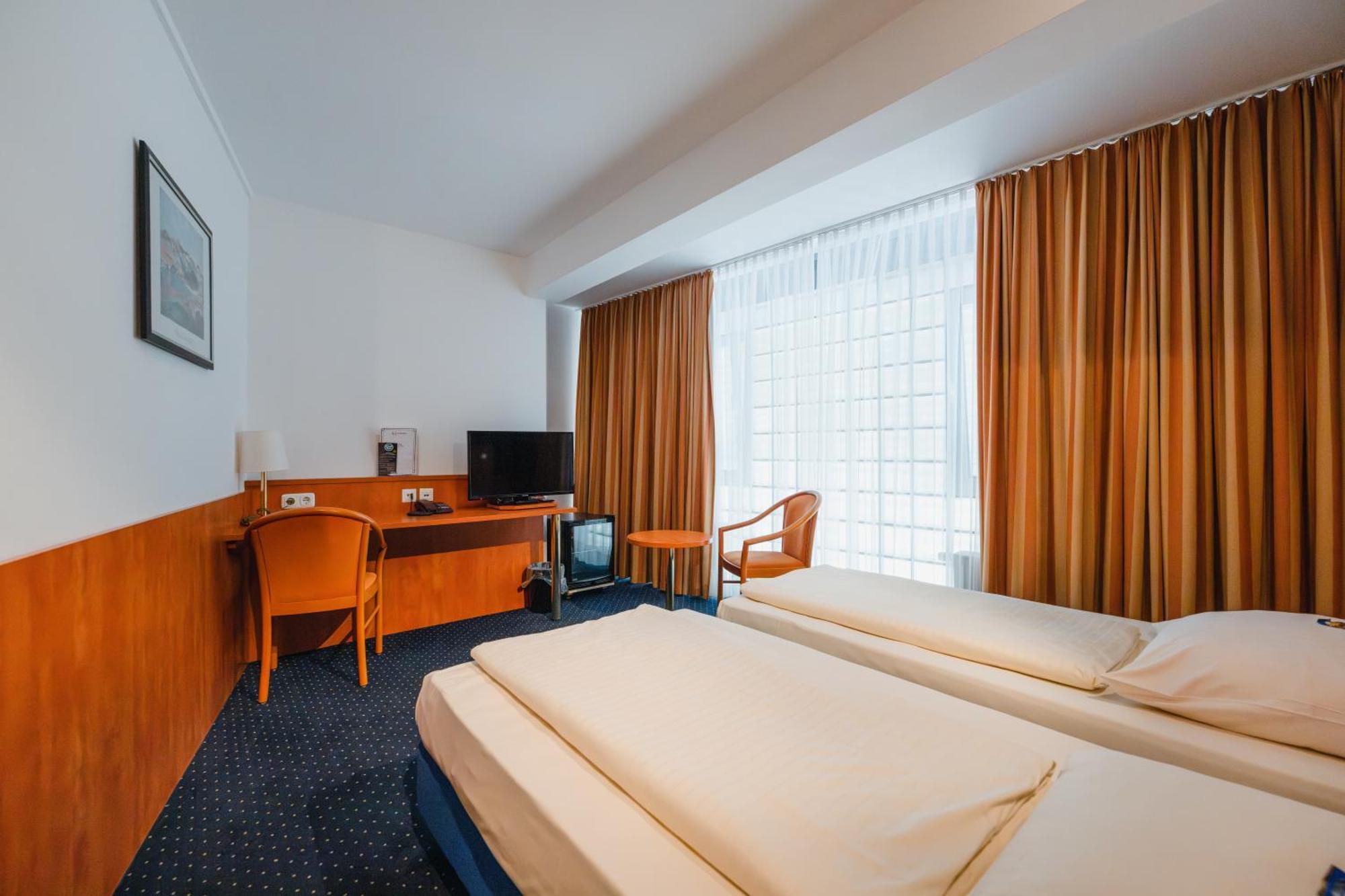 Hotel Mirage Дуйсбург Екстериор снимка