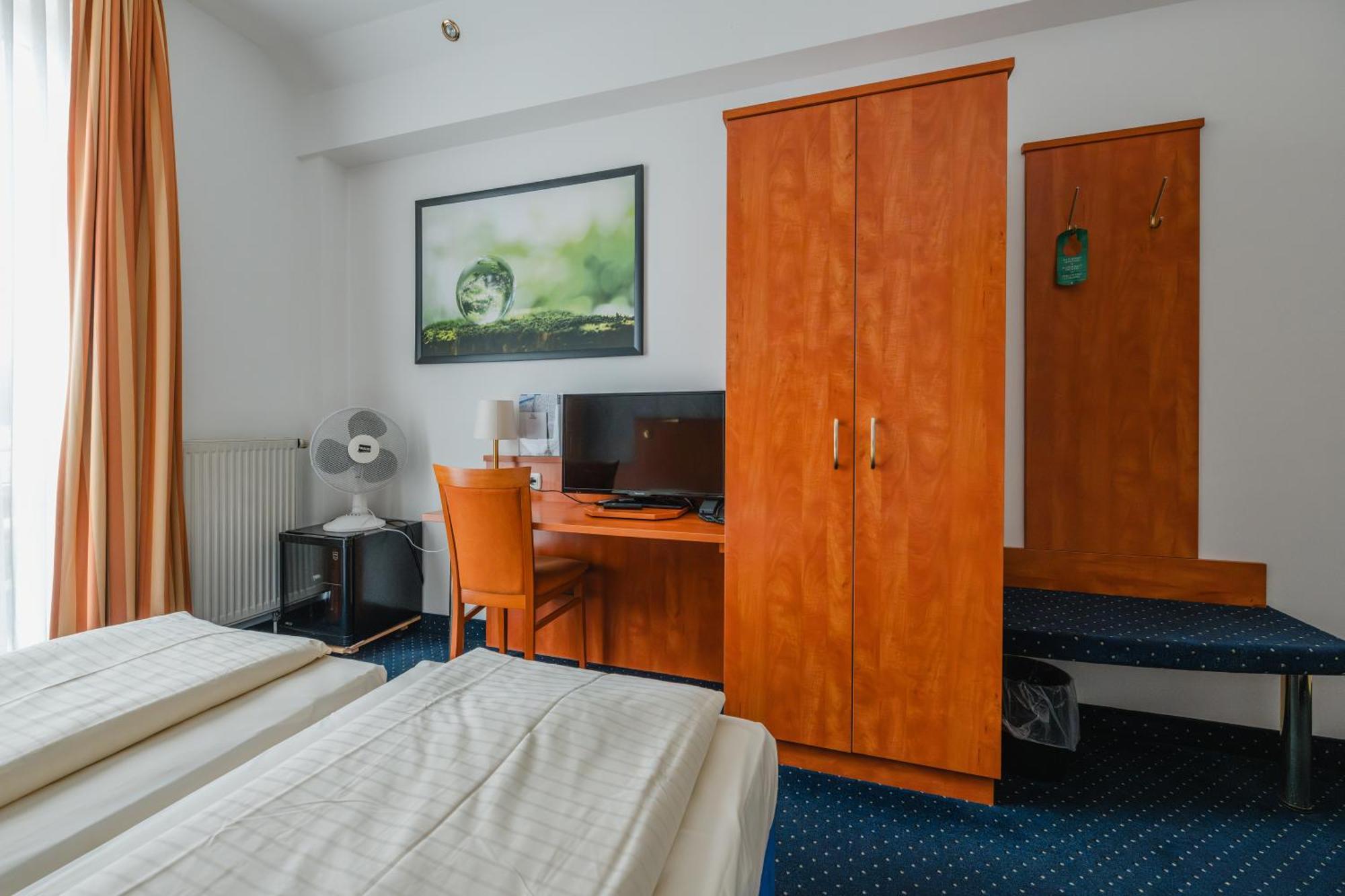 Hotel Mirage Дуйсбург Екстериор снимка