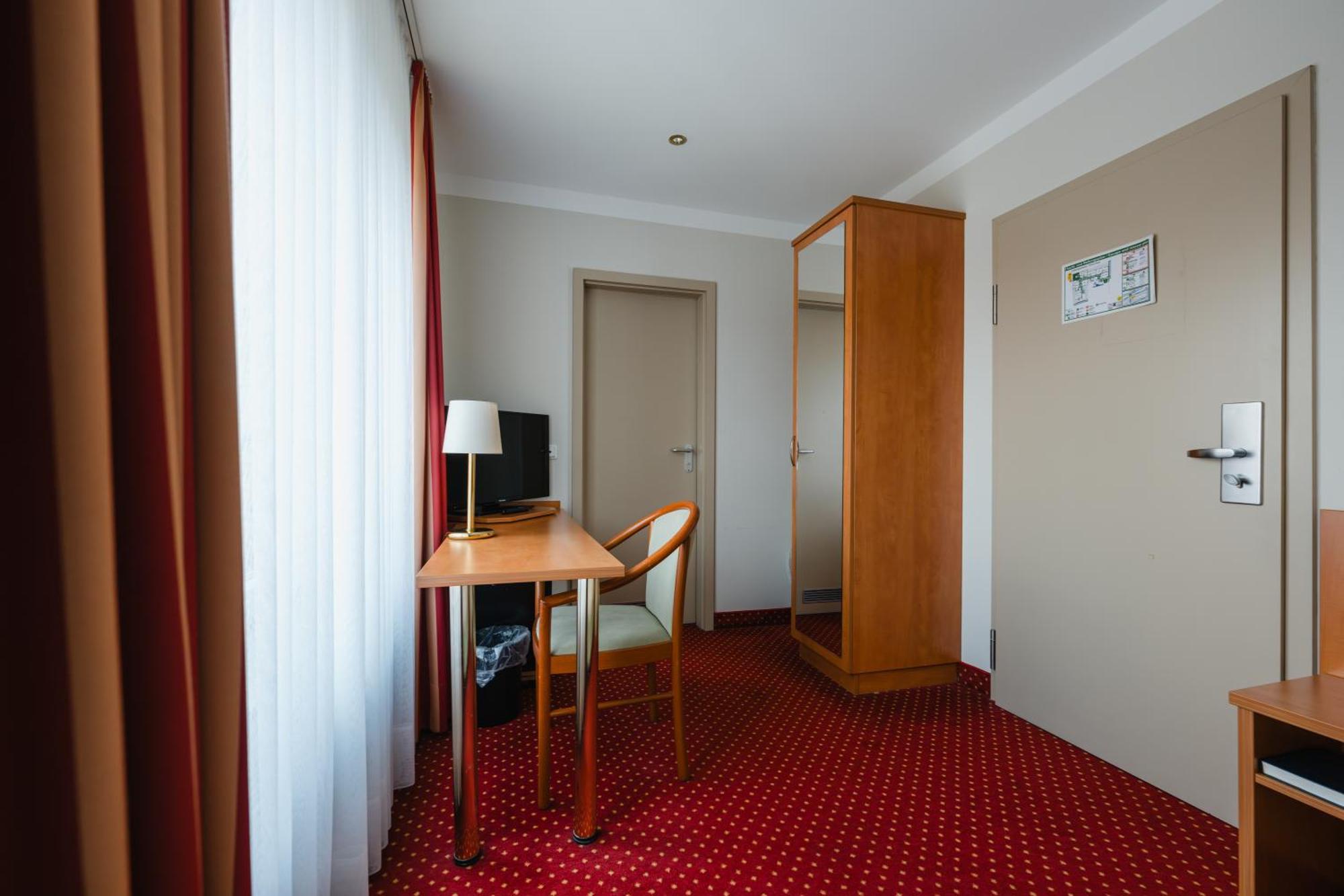 Hotel Mirage Дуйсбург Екстериор снимка