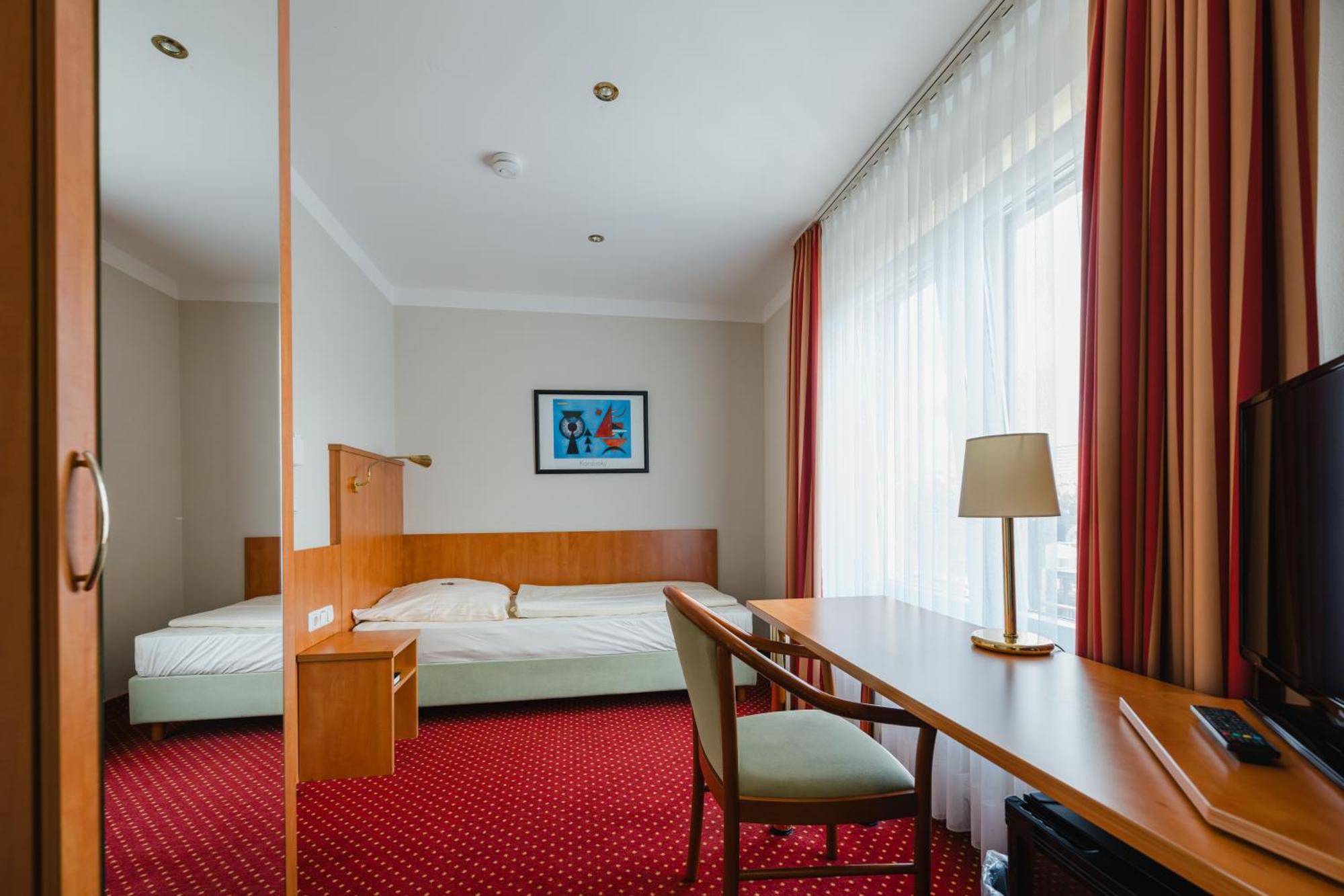 Hotel Mirage Дуйсбург Екстериор снимка